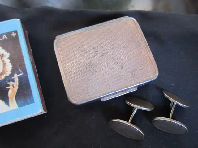 2 ovale Manschettenknöpfe in eckiger Tabatiere / Pillendose, Silber 800 gepunzt, guillochiert 3