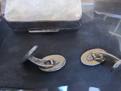 2 ovale Manschettenknöpfe in eckiger Tabatiere / Pillendose, Silber 800 gepunzt, guillochiert