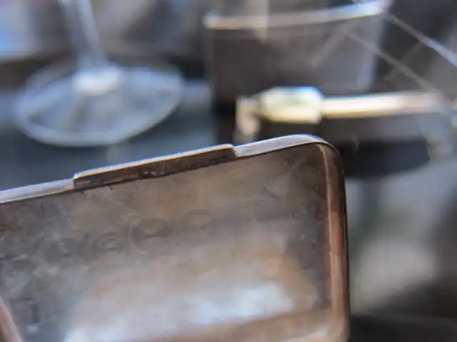 2 ovale Manschettenknöpfe in eckiger Tabatiere / Pillendose, Silber 800 gepunzt, guillochiert 7
