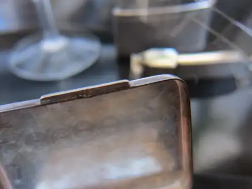 2 ovale Manschettenknöpfe in eckiger Tabatiere / Pillendose, Silber 800 gepunzt, guillochiert