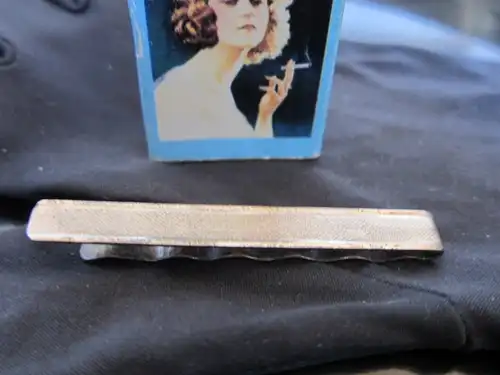 elegante KRAWATTENNADEL Krawattenklammer, Silber 800 Handarbeit guillochiert, um 1927