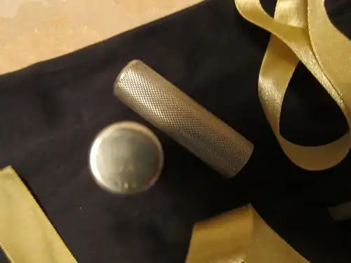 Lippenstifthülle Halterung, rund, Schiebemechanik Silber 800 guillochiert um 1927