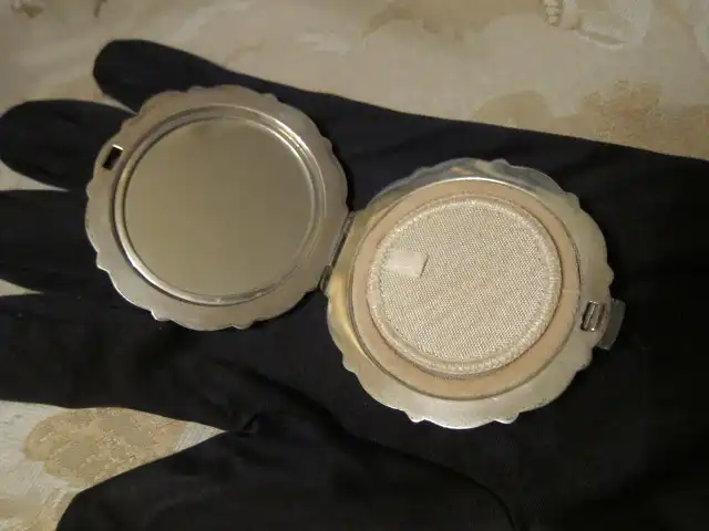 Puderdose mit Spiegel & Pad vollständig, Silber 835 guillochiert um 1927 2