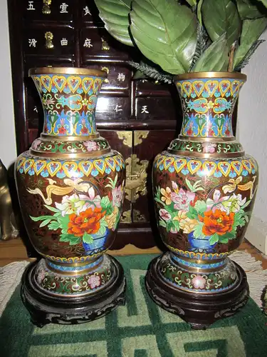 China 2 große VASEN Cloisonne' "Blumenkorb" Rosen Braun / Bunt 2 Holzsockel , 20'tes Jahrhundert