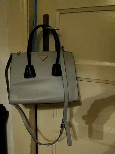 PRADA MILANO große umhänge- Handtasche echt Kalbs-Leder Silbergrau Schwarz GOLD³