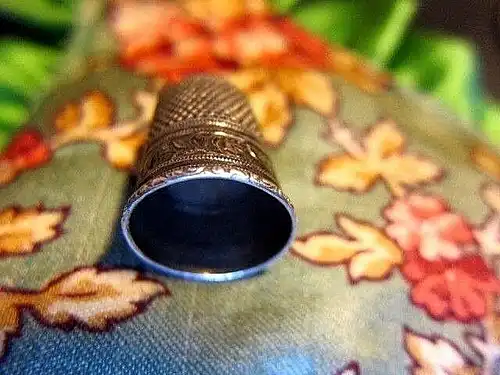 Fingerhut thimble, Rosen Roses, Silber silver 800 WL + Seiden- Nadelkissen,1920