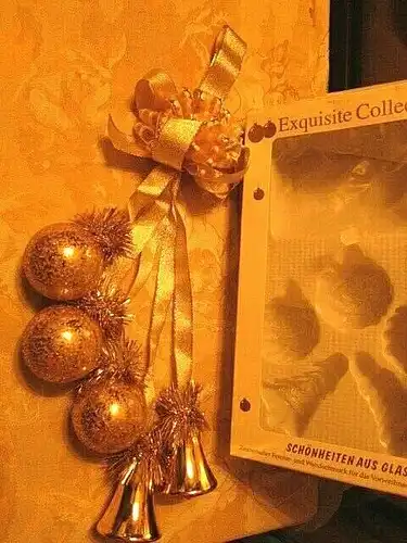 EXQUISITE COLLECTION Weihnachtskugeln Glocken Gehänge / Türkranz GOLD