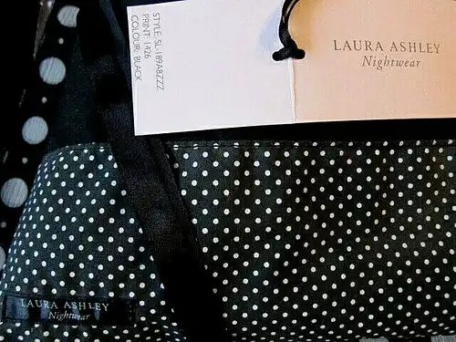 LAURA ASHLEY Reiseset : Schlafmaske Hausschuhe Beutel Tuch schwarz weiß Punkte ³