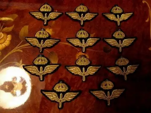 1 Hand Stickerei Emblem "Krone Flügel" Luftwaffe schwarz Bouillon GOLDfäden 7 cm