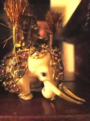 INDIEN: Elefant, Knochen(!)+ echt GOLD 750? + RUBINE SAPHIRE SMARAGDE, H 7,8 cm³