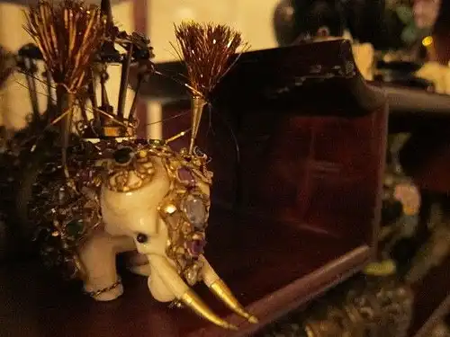 INDIEN: Elefant, Knochen(!)+ echt GOLD 750? + RUBINE SAPHIRE SMARAGDE, H 7,8 cm³