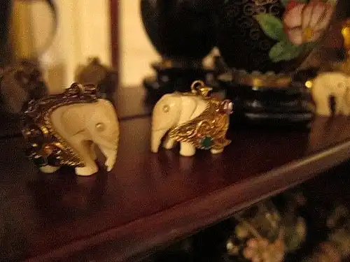 INDIEN: Elefant, Knochen(!)+ echt GOLD 750? + RUBINE SAPHIRE SMARAGDE, H 7,8 cm³