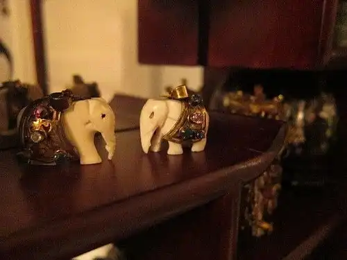 INDIEN: Elefant, Knochen(!)+ echt GOLD 750? + RUBINE SAPHIRE SMARAGDE, H 7,8 cm³