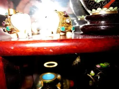 INDIEN: 2 Anhänger "Elefant" Knochen(!) GOLD 750 ?echte RUBINE SAPHIRE Smaragde³