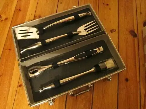 KÜCHENPROFI Barbecueset 4'teiliges Grillbesteck im ALUkoffer + Pfeffer-& Salz