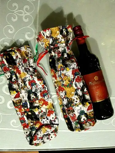 2 Weinflaschenbeutel Weihnachts- Hunde Baumwolle Satinband, gesteppter Boden