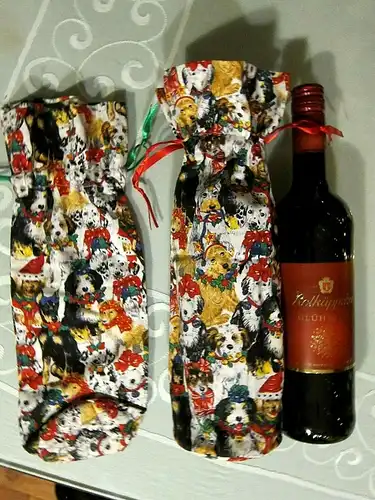 2 Weinflaschenbeutel Weihnachts- Hunde Baumwolle Satinband, gesteppter Boden