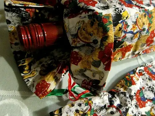 2 Weinflaschenbeutel Weihnachts- Hunde Baumwolle Satinband, gesteppter Boden