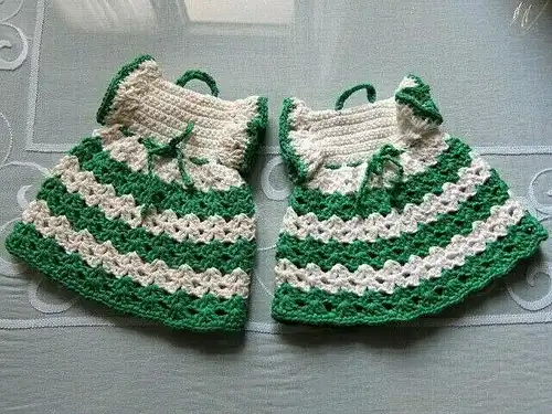 2 Topflappen " Kleid " tannengrün / weiß handgehäkelt Unikat 100 % Baumwolle