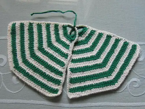 2 Topflappen " Kleid " tannengrün / weiß handgehäkelt Unikat 100 % Baumwolle