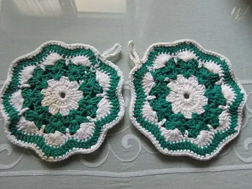 Topflappen Blume des Lebens, tannengrün weiß handgehäkelt Unikat 100 % Baumwolle