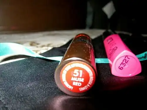 2 x RIMMEL LONDON Lipgloss Modern Pink himbeer 300 & Lippenstift muse red Rot 51