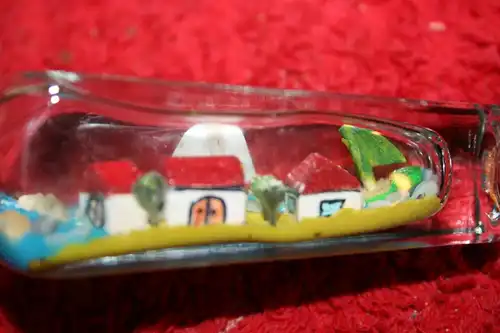 (X12) Kunstwerk in einer kleinen Kümmerlingflasche