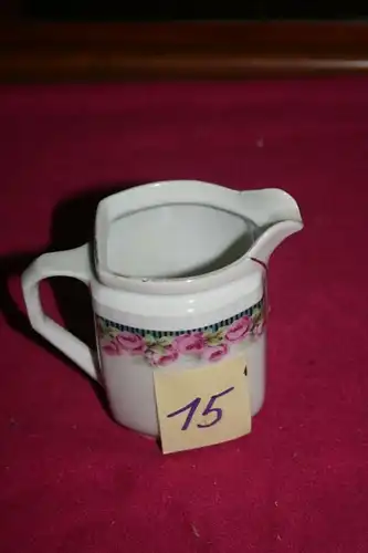 (15)  Kännchen-Rosendekor