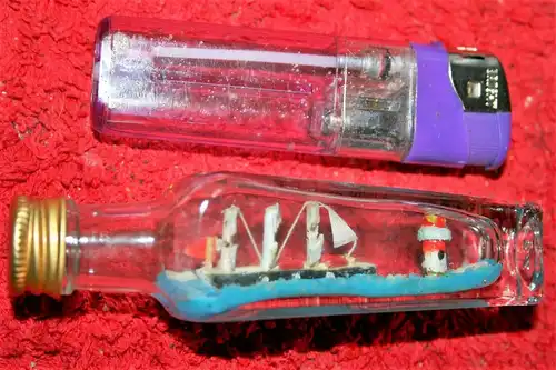 Kunstwerk in einer kleinen Kümmerlingflasche