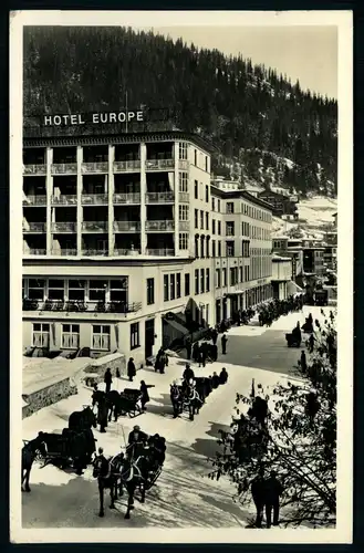 AK   Winterleben auf der Promenade vor dem Europe Hotel - Davos ..... [ H061 ]