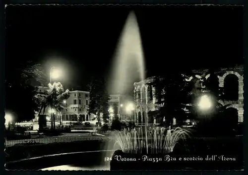 AK    Verona - Piazza Bra e scorcio dell'Arena ..... [ H173 ]