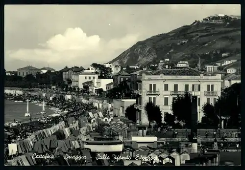 AK    Cattolica - Spiaggia - Sullo sfondo Edenrock / Meerstrand - Edenrock im Hintergrund ..... [ H753 ]