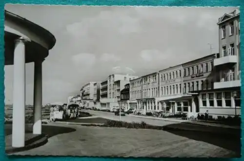 [Echtfotokarte schwarz/weiß] Norderney, Kaiserstraße, um 1960 - Haus Margarete / Hotel am Meer / Haltestelle
