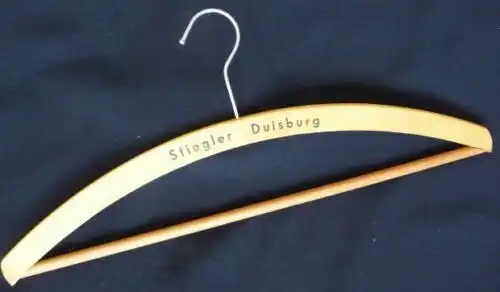 STIEGLER - Duisburg, Königstraße - Kleiderbügel / Holzbügel mit Werbung