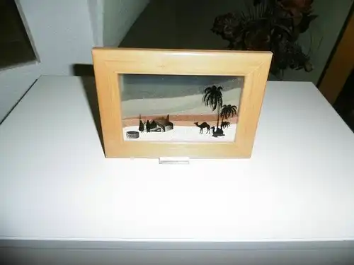 Sandbild drehbar mit Wüstenmotiv Oase mit Standfuß und Holzrahmen, 17,5 x 12,5cm