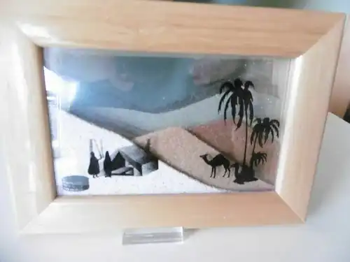 Sandbild drehbar mit Wüstenmotiv Oase mit Standfuß und Holzrahmen, 17,5 x 12,5cm