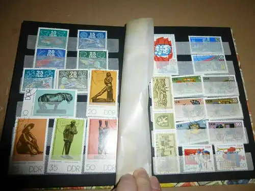 Briefmarkensammlung in 9 Alben mit DDR Europa Briefmarken 1965 - 1990 Konvolut