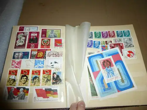 Briefmarkensammlung in 9 Alben mit DDR Europa Briefmarken 1965 - 1990 Konvolut