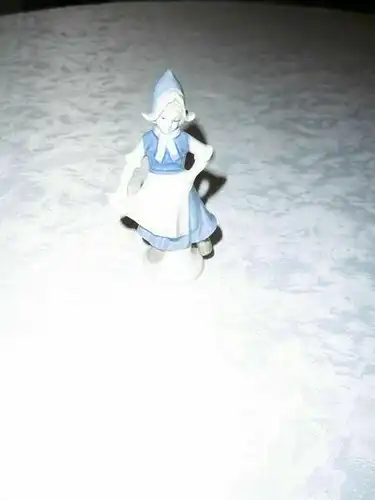 Porzellan Figur Mädchen Dame Landmädchen Magd weiß blau Neuwertig