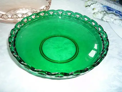 2 x Glas Schale - braun und grün - am Rand Löcher - Durchmesser 20 cm - ehem. DDR Vintage