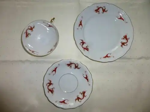 Sammeltasse Drachenmuster Freiberger Porzellan 3 teilig weiß rot handbemalt