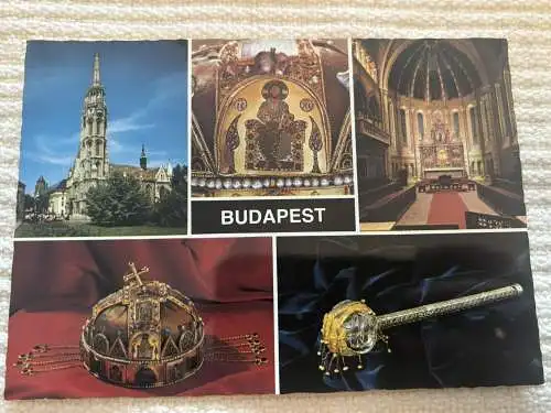 [Echtfotokarte farbig] Budapest ,
Budapest Matthiaskirche Heilige Krone und Zepter. 