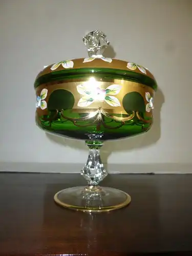 Glasschale Prunkschale grün, handbemalt mit Deckel und Blumendekor Bohemia Glas