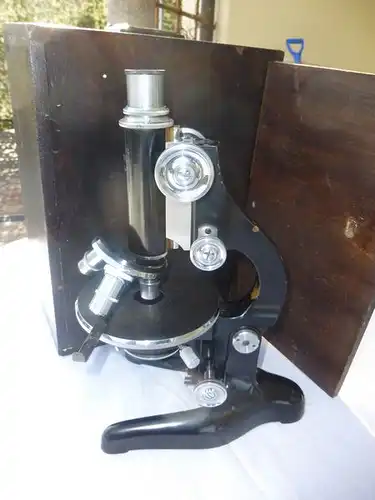 antikes Mikroskop W.&H. Seibert Wetzlar im Holzkasten mit Objektiv Ernst Leitz Wetzlar Peripla