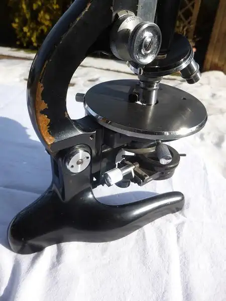 antikes Mikroskop W.&H. Seibert Wetzlar im Holzkasten mit Objektiv Ernst Leitz Wetzlar Peripla 2