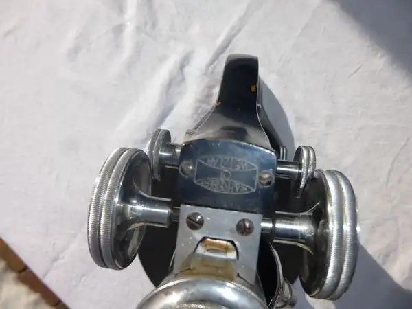 antikes Mikroskop W.&H. Seibert Wetzlar im Holzkasten mit Objektiv Ernst Leitz Wetzlar Peripla 4