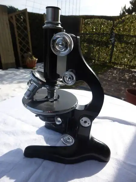 antikes Mikroskop W.&H. Seibert Wetzlar im Holzkasten mit Objektiv Ernst Leitz Wetzlar Peripla 8