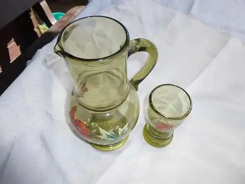 antiker Glaskrug Henkel + Becher, Pressglas Farbglas  Handbemalt