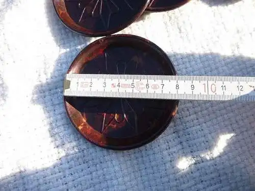 12 DDR UNTERSETZER Bakelit Rund im Holz Ständer
