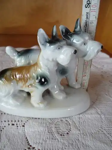 Porzellan Figur 2 Hunde Foxterrier - handbemalt und glasiert, ca. 1970 er Jahre